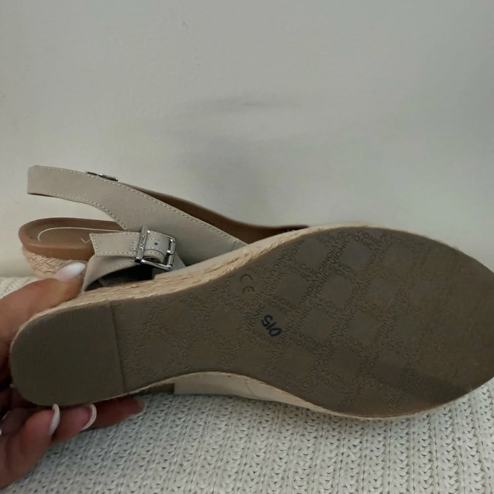Vionic Coralina Beige Espadrille Wedge Slingback in size 9